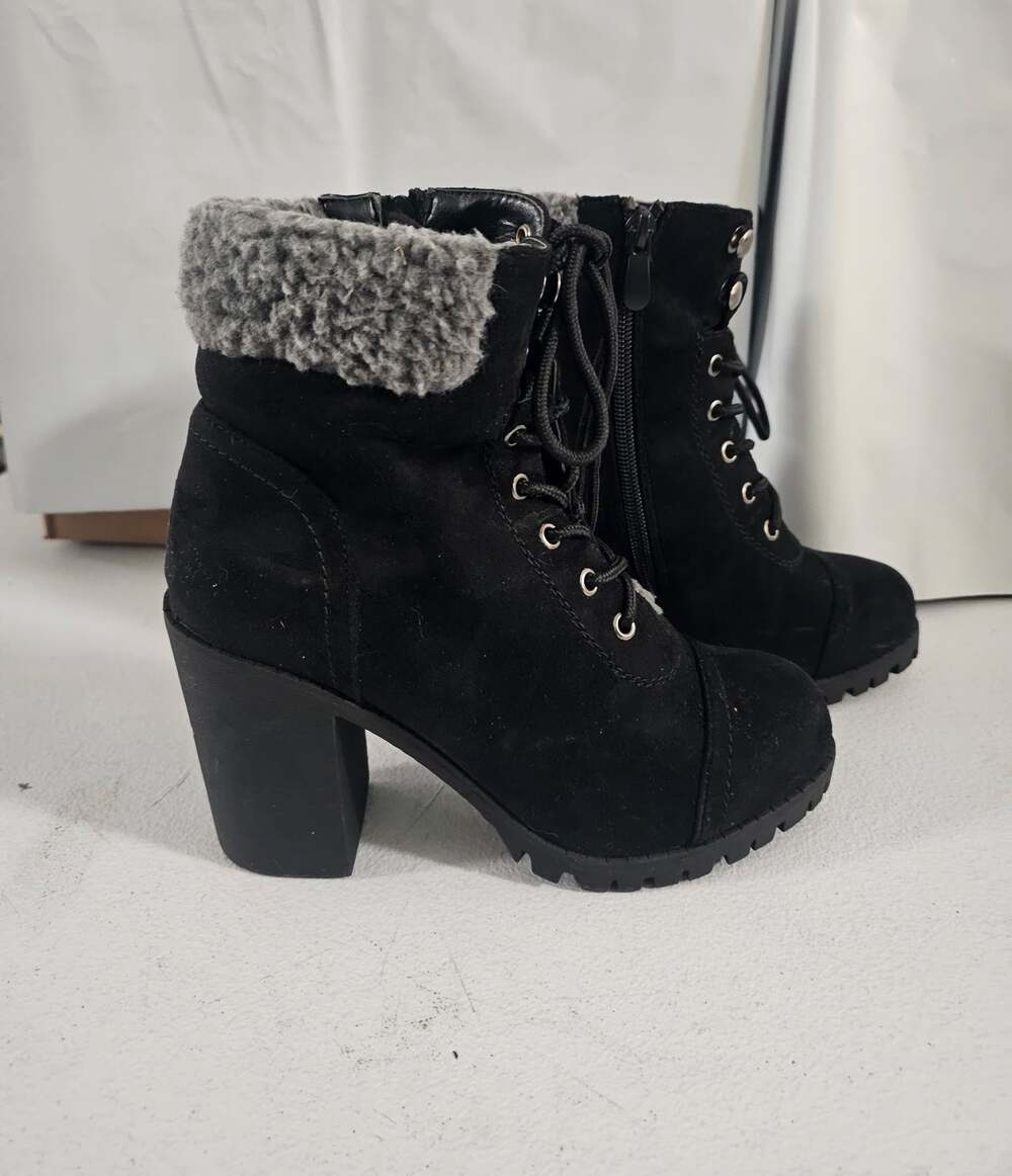 Dream Pairs Women's 6 US Black front laceUp inside zip lug sole ankle booties